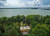 einen Blick über einen See mit einer Gruppe von Kuppeln in der Unterkunft Apartamenty Leśna Przystań in Angerburg