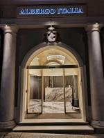 una entrada a un edificio con una puerta de vidrio en Albergo Italia, en Matera