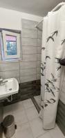 A bathroom at Kikötő Vendégház