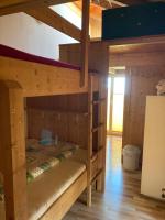 Postel nebo postele na pokoji v ubytování Klewenalp Ausflugs-Ski-Pistenhotel Klewenstock