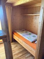 Postel nebo postele na pokoji v ubytování Klewenalp Ausflugs-Ski-Pistenhotel Klewenstock