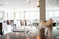 een tafel in een restaurant met wijnglazen erop bij Nomi Resort in Harcourt