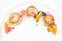 een wit bord met daarop eten, bovenop rijst bij Nomi Resort in Harcourt