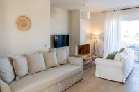 Telewizja i/lub zestaw kina domowego w obiekcie Olea House Kyparissia 80m from the sea