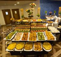 un bufé repleto de muchos tipos diferentes de comida en Cancun Sokhna Resort & Villas, en Ain Sokhna