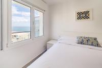 A bed or beds in a room at Hauzify I Apartament Rosa dels Vents