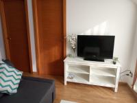 Televízia a/alebo spoločenská miestnosť v ubytovaní Ocean View Malpica VUT