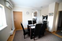 Televízia a/alebo spoločenská miestnosť v ubytovaní Apartman EMA
