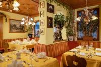 uma sala de jantar com mesas com toalhas amarelas em Dorfstube em Holzgau