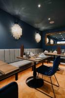 Un comedor con una mesa y sillas y un espejo. en Alpine Hideaway ZILLERTALERHOF - 4 Sterne Superior, en Mayrhofen