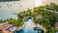 グランベにあるMauricia Beachcomber Resort &amp; Spaのビーチ付きのリゾートの空中ビュー