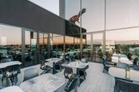 A restaurant or other place to eat at Collini Rooms Hotel