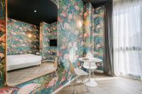A bed or beds in a room at Collini Rooms Hotel