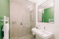 A bathroom at Collini Rooms Hotel