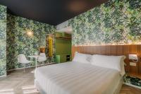 A bed or beds in a room at Collini Rooms Hotel