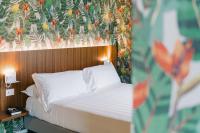 A bed or beds in a room at Collini Rooms Hotel