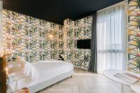 A bed or beds in a room at Collini Rooms Hotel