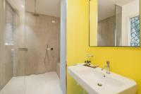 A bathroom at Collini Rooms Hotel