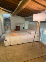 A bed or beds in a room at La Torre di Borgunto - Piazza Grande