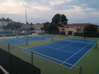 Tenis a/nebo squash v ubytování Apartments BlueView nebo okolí