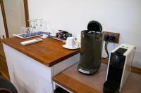 Příslušenství pro přípravu čaje a kávy v ubytování Oblivion Luxury Rooms
