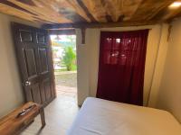Captain Morgan Hostel Lake Coatepequeにあるベッド