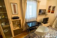 A television and/or entertainment centre at Appartements Steingasse