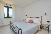 Postel nebo postele na pokoji v ubytování Hedera Estate, Villa Hedera