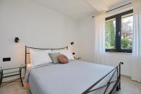 Postel nebo postele na pokoji v ubytování Hedera Estate, Villa Hedera