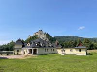 una casa grande con una montaña en el fondo en Penzión U dvoch levov, en Oravský Podzámok