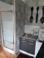 una pequeña cocina con fregadero y nevera. en MAISON Studio SEDAN Meublé 14M2 INDEPENDANT, en Sedan