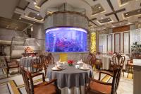 上海市にあるCrowne Plaza Shanghai Nanjing Road by IHGの壁に大きな水槽があるダイニングルーム