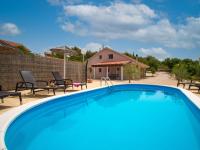 Bazén v ubytovaní Holiday Home Nina by Interhome alebo v jeho blízkosti