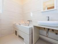 Kúpeľňa v ubytovaní Holiday Home Nina by Interhome