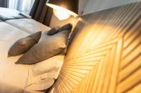 Postel nebo postele na pokoji v ubytování SUITES YOU Gran Vía