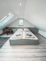 Posteľ alebo postele v izbe v ubytovaní Eklektika Apartman Balatonalmádi