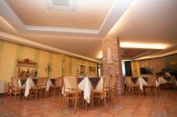 een eetkamer met een tafel en stoelen en een open haard bij Albergo Conca D'Oro in Foggia