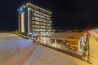 un edificio de hotel con un aparcamiento por la noche en ARTES HOTEL, en Hatay