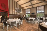 バンドールにあるLe Fregate Provenceの部屋にテーブルと椅子があるレストラン