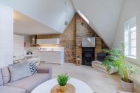 una sala de estar con un sofá y una mesa en Holborn by Excel Apartments, en Londres