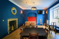 een eetkamer met een tafel en een open haard bij Picton-House in St Clears