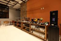 Comfort Suites São José do Rio Preto في ساو جوزيه دو ريو بريتو: مطعم يحتوي على كونتر مع aasteryasteryasteryasteryasteryasteryasteryasteryasteryasteryasteryastry