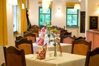 ドレスデンにあるGutshof Hauberのダイニングルーム(花のテーブルと椅子付)