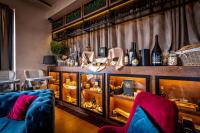een kamer met een vitrine met flessen wijn bij Amsterdam Hotel in Belgrado