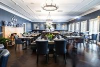 Un comedor lleno de mesas y sillas en voco® Kirkton Park Hunter Valley by IHG, en Pokolbin