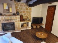 Televízia a/alebo spoločenská miestnosť v ubytovaní Casa Marèlia, Costa Daurada Rural