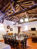Posezení v ubytování 'El Charcón' Casa con piscina compartida