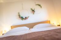 A bed or beds in a room at Kranach 5 - Wohnen beim Wein