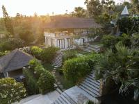 una vista aérea de una casa con jardín en Shunyata Villas Bali, en Seraya