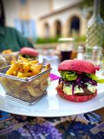 une assiette avec un sandwich et un panier de frites dans l'établissement Domaine de la Terrasse, à Carbonne